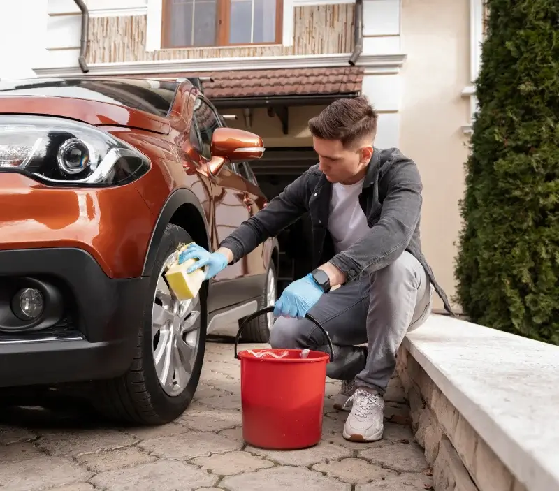Lavage auto à domicile Saint-Jean-de-Liversay : professionnel intervenant sur un véhicule